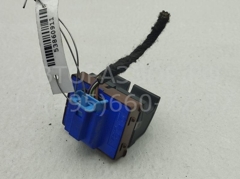 Кнопка открывания багажника