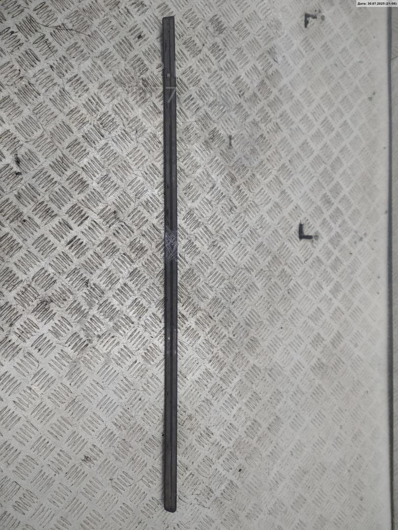 Накладка двери передней правой