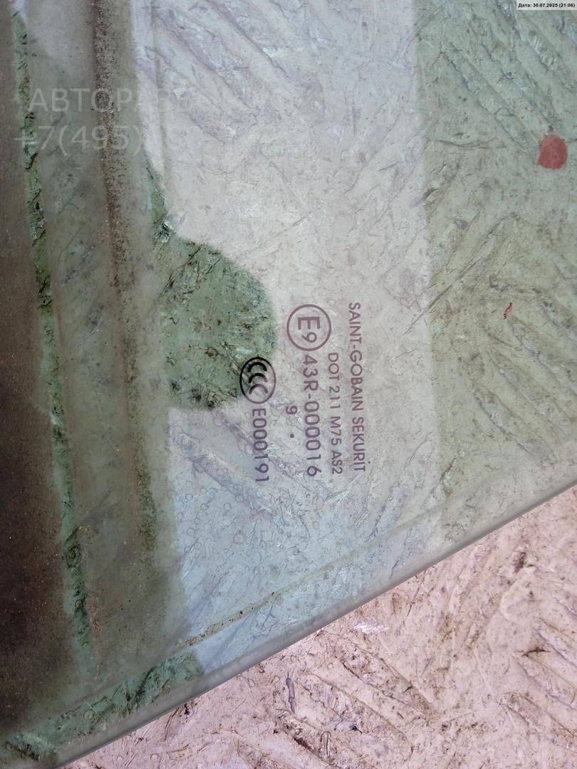 Стекло двери передней правой