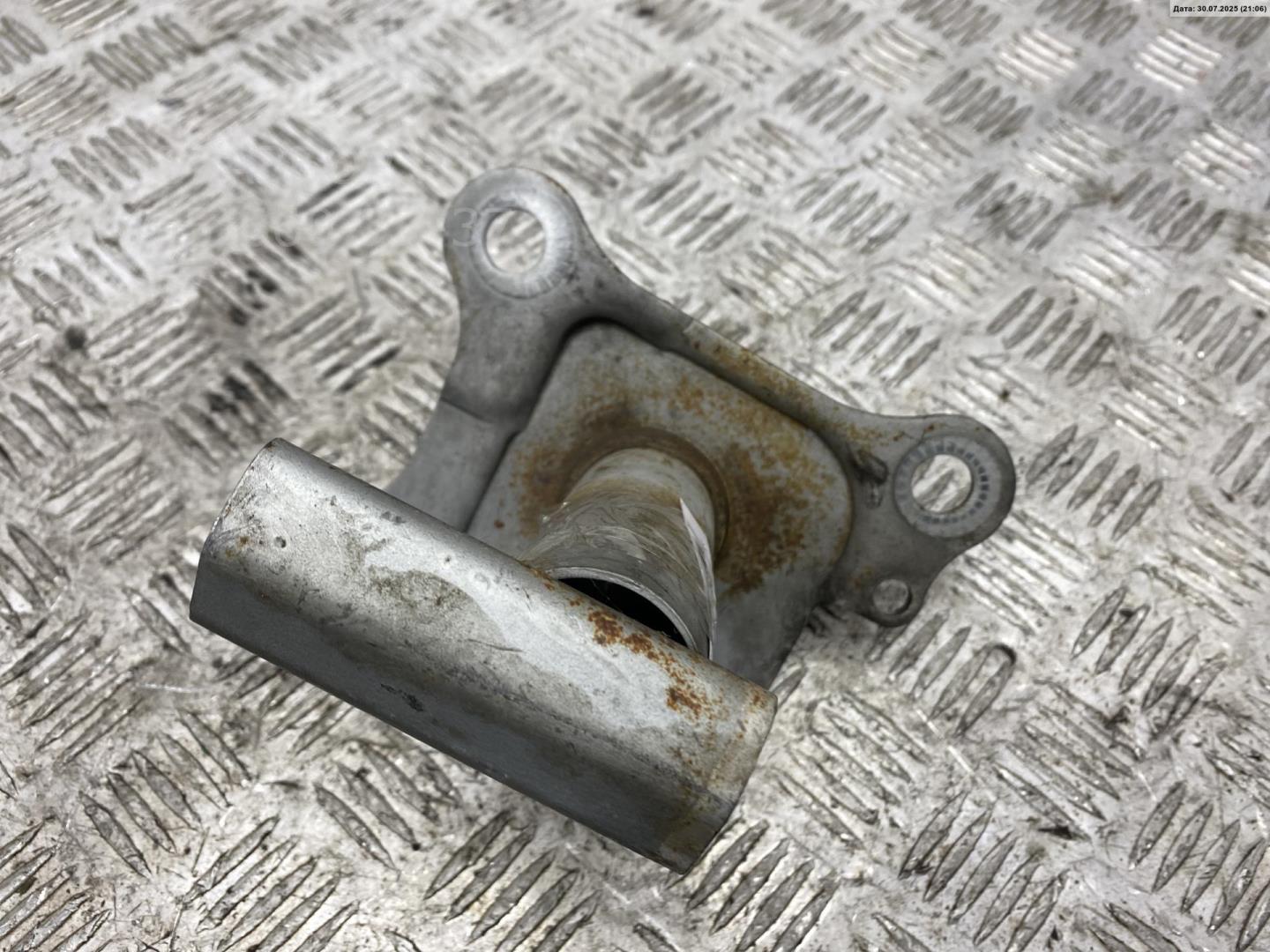 Кронштейн переднего бампера правый