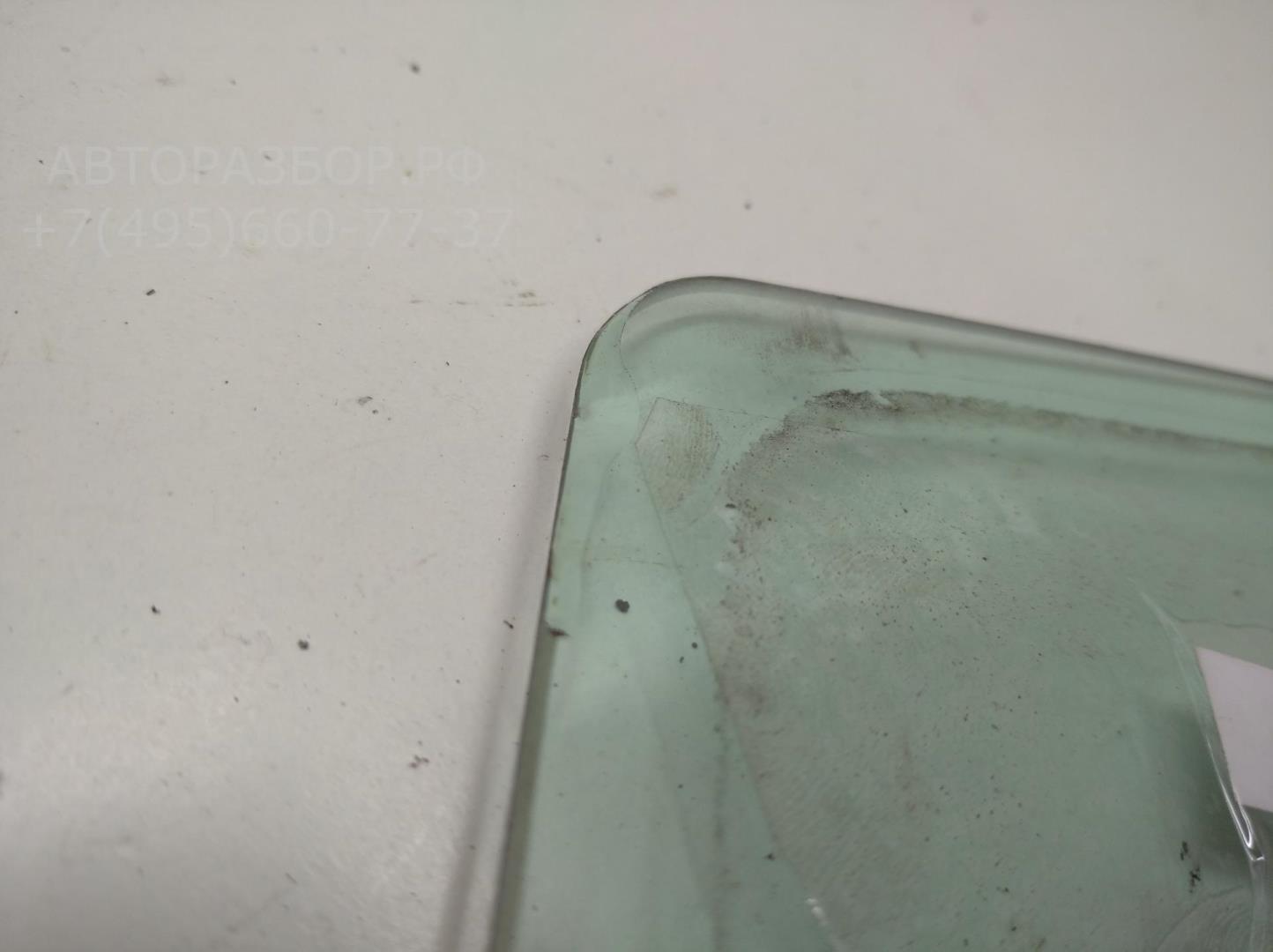 Стекло двери задней правой (форточка)