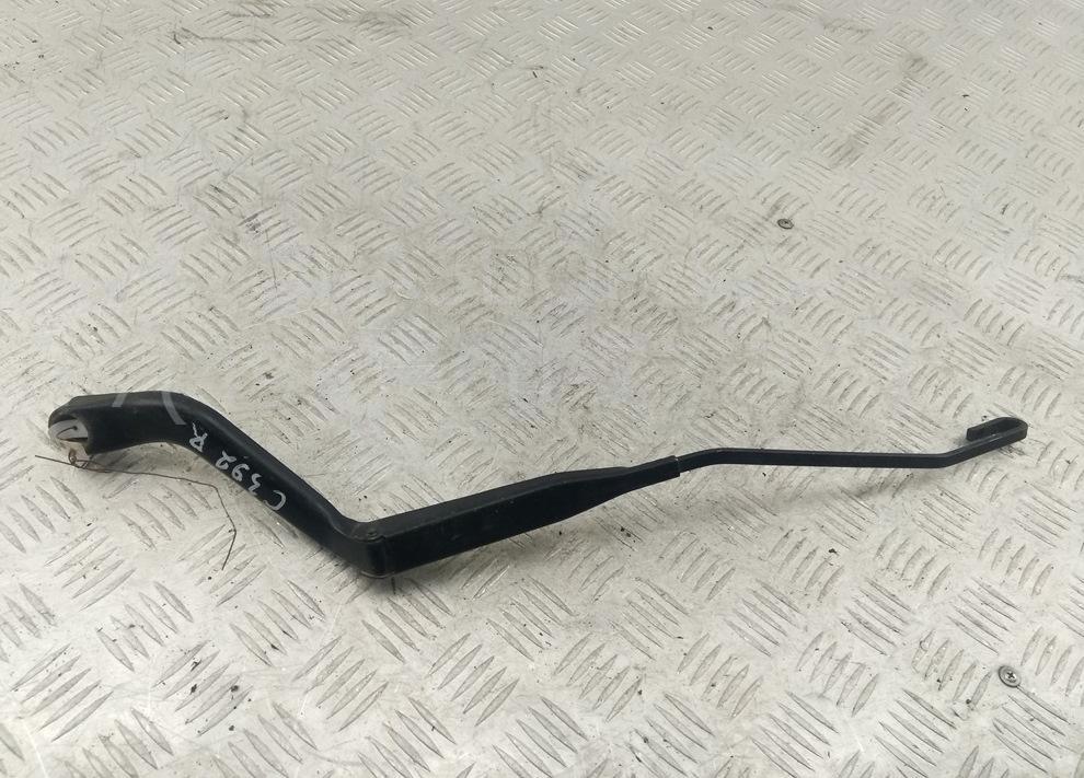 Поводок стеклоочистителя передний правый