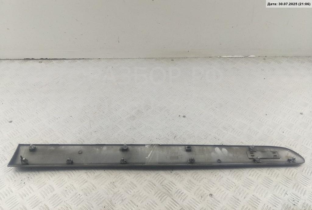 Накладка двери передней правой