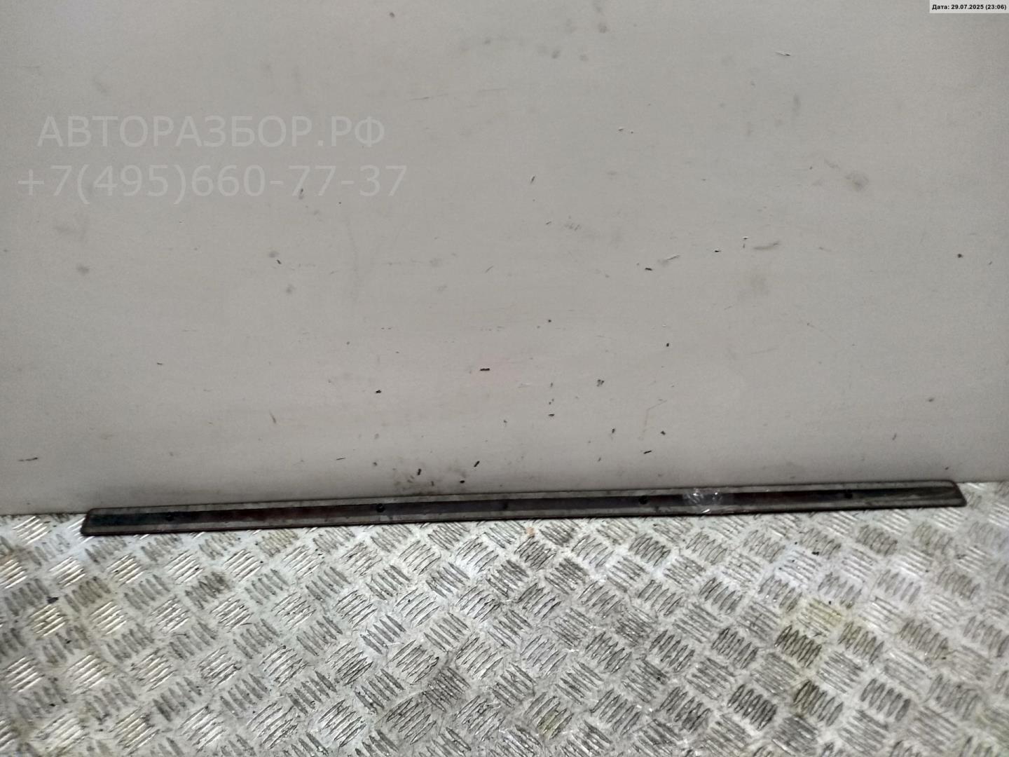 Молдинг двери передней левой