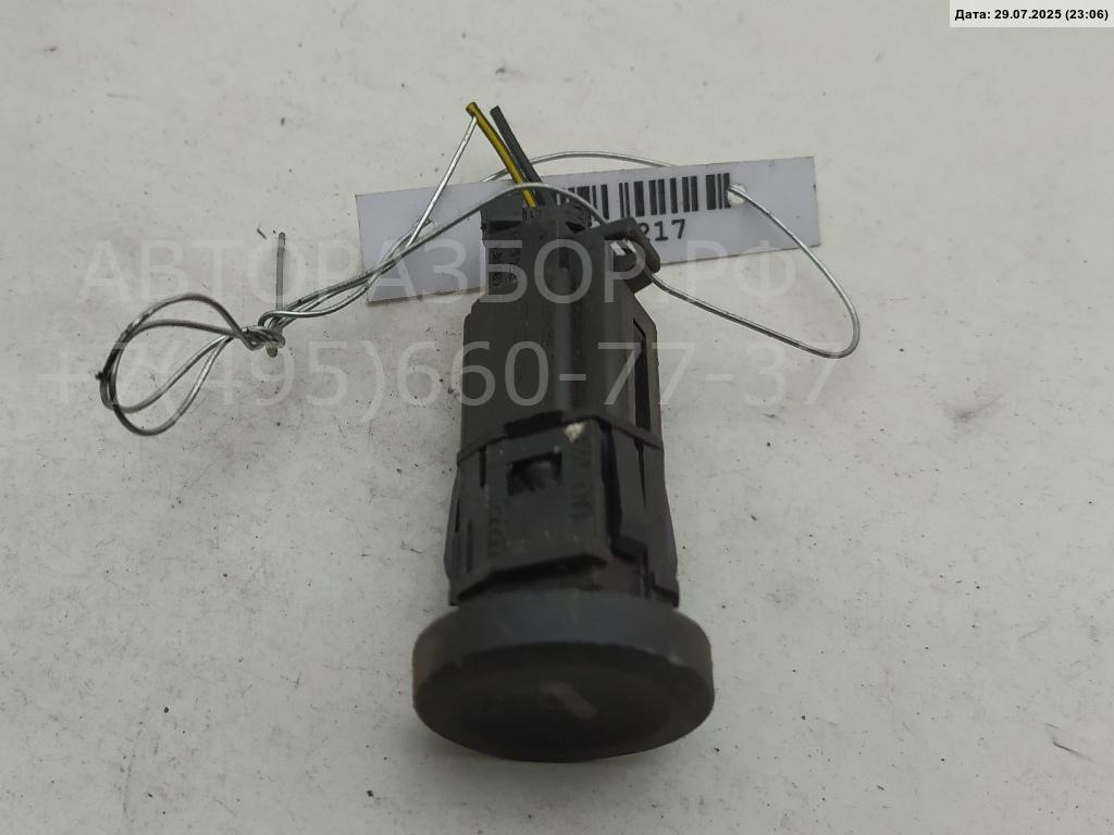 Кнопка открывания багажника