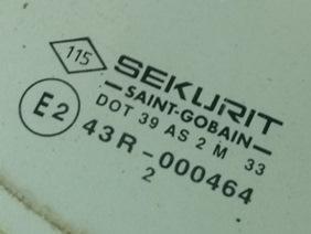 Стекло двери передней правой