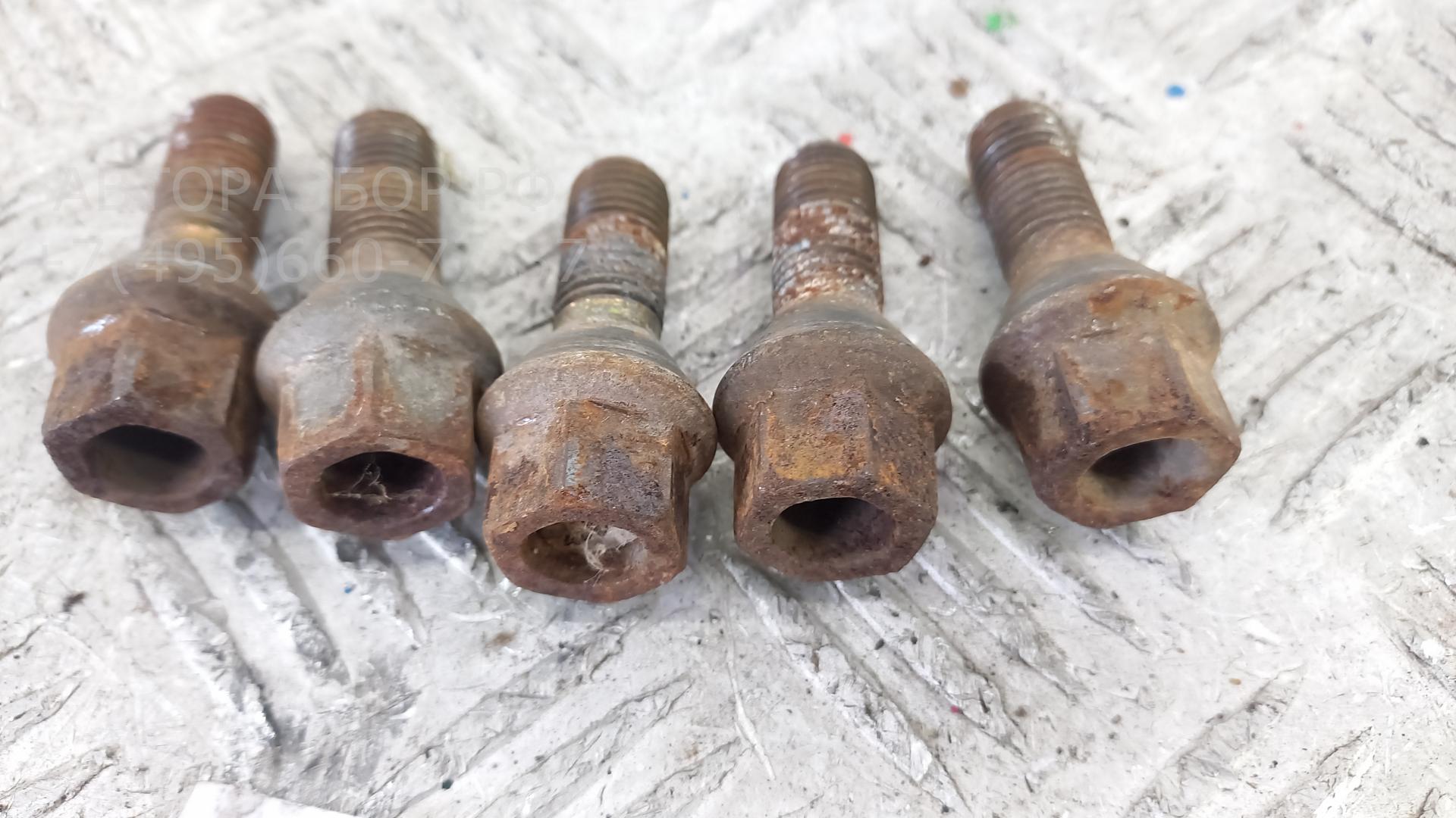 Болт колесный