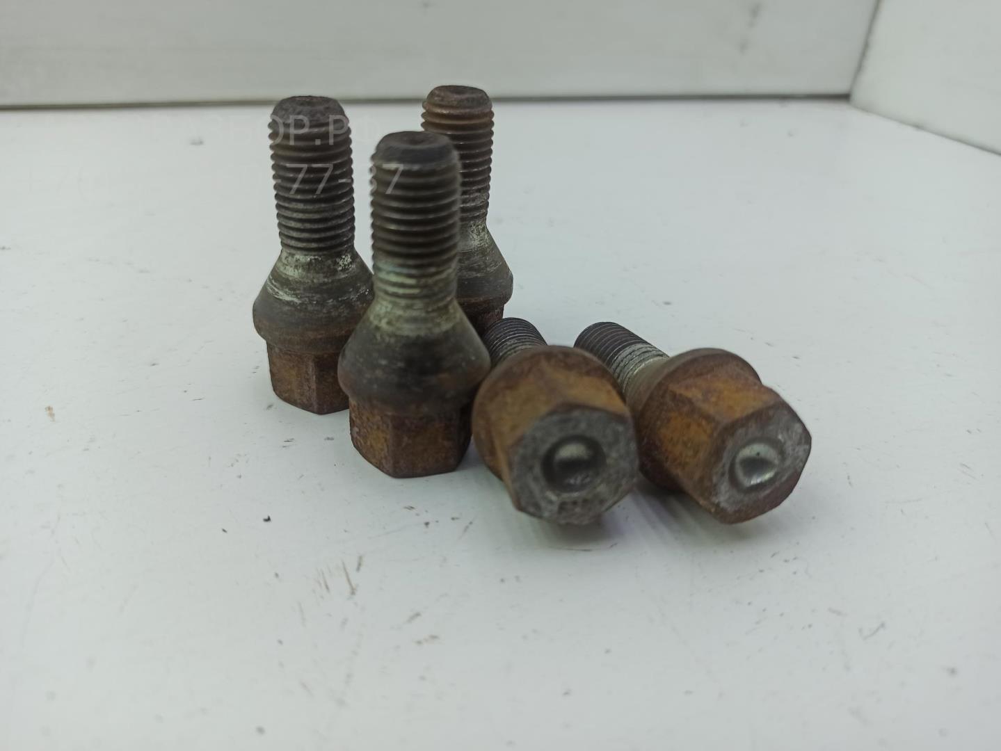 Болт колесный