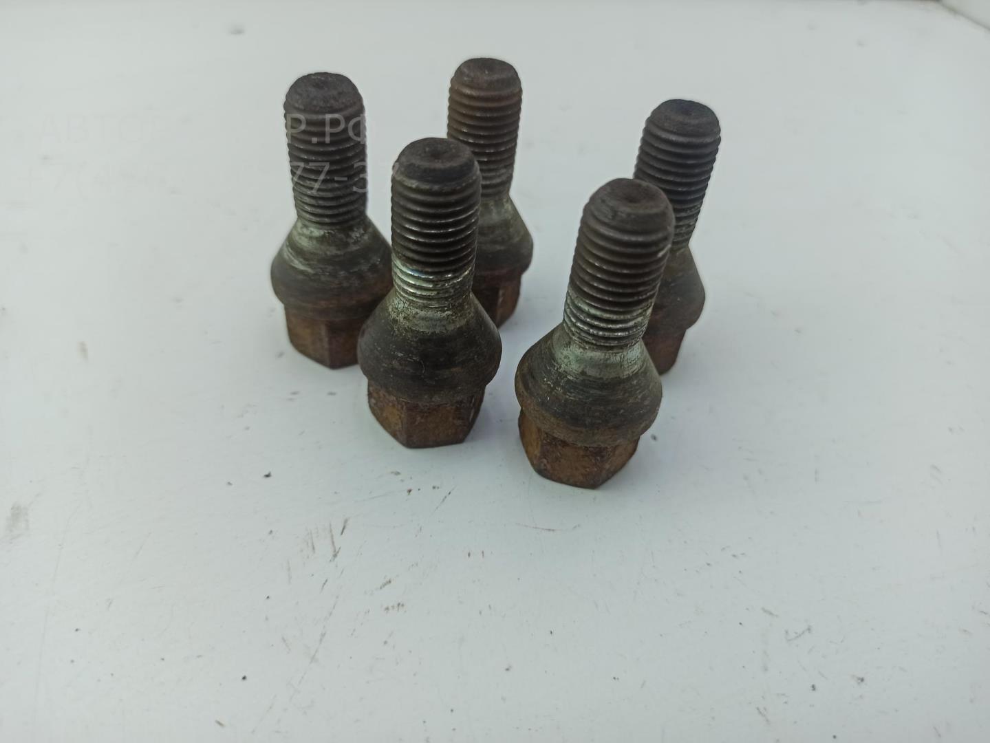 Болт колесный