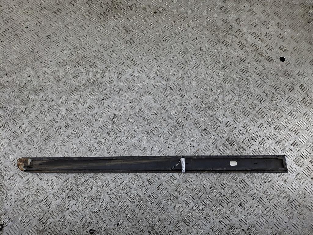 Молдинг двери передней левой