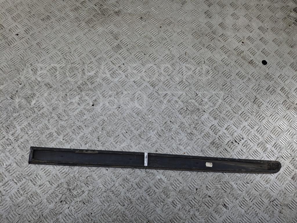 Накладка двери передней правой