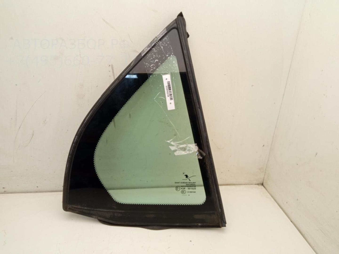 Стекло двери задней правой (форточка)