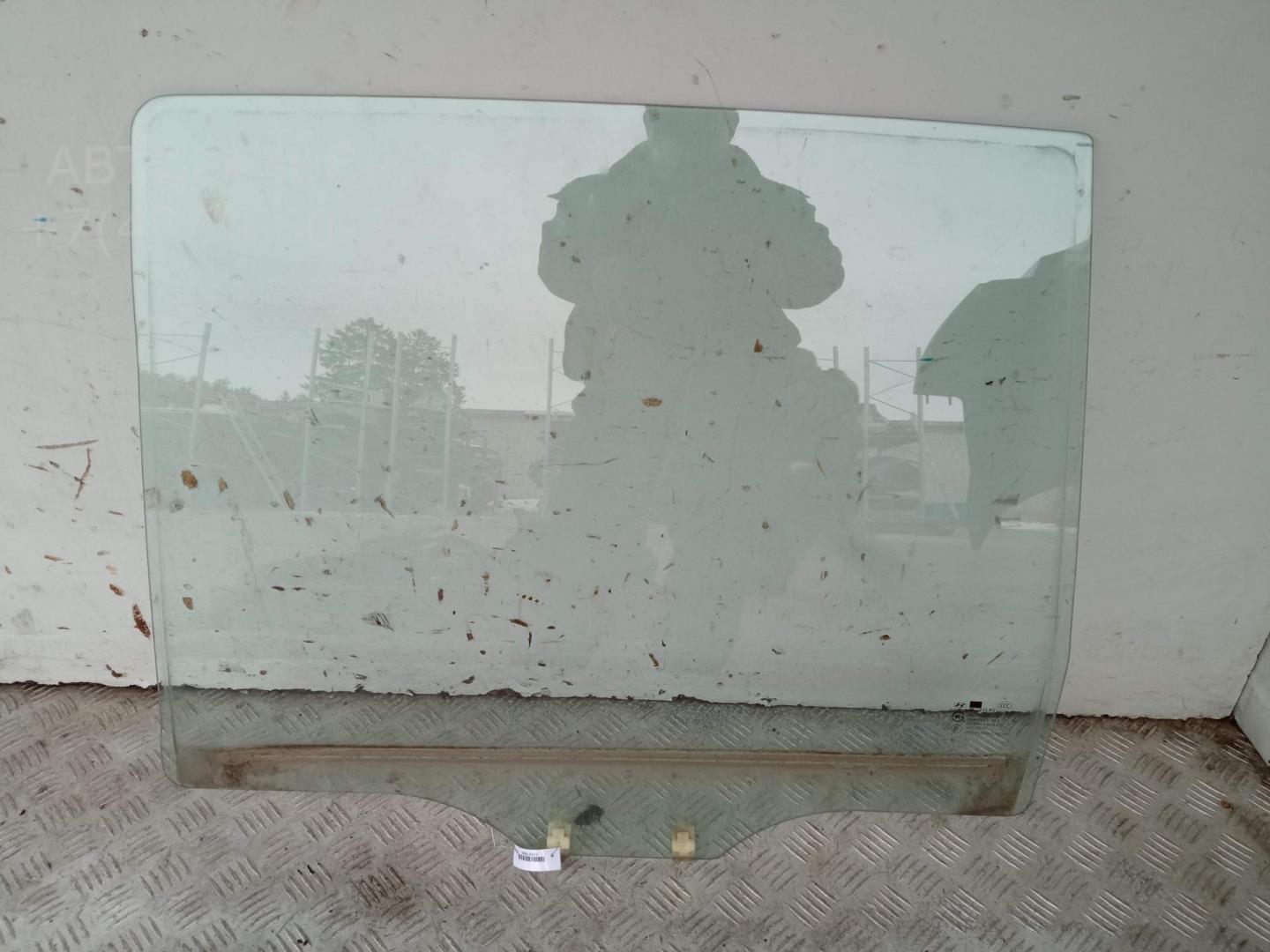 Стекло двери задней левой