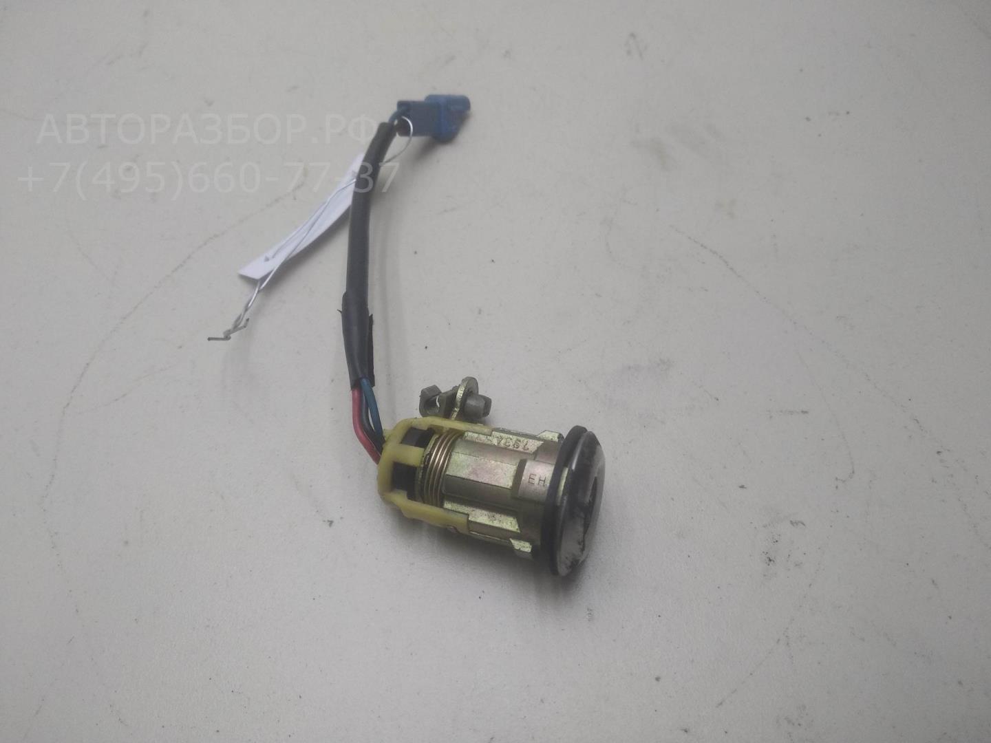 Вставка замка багажника