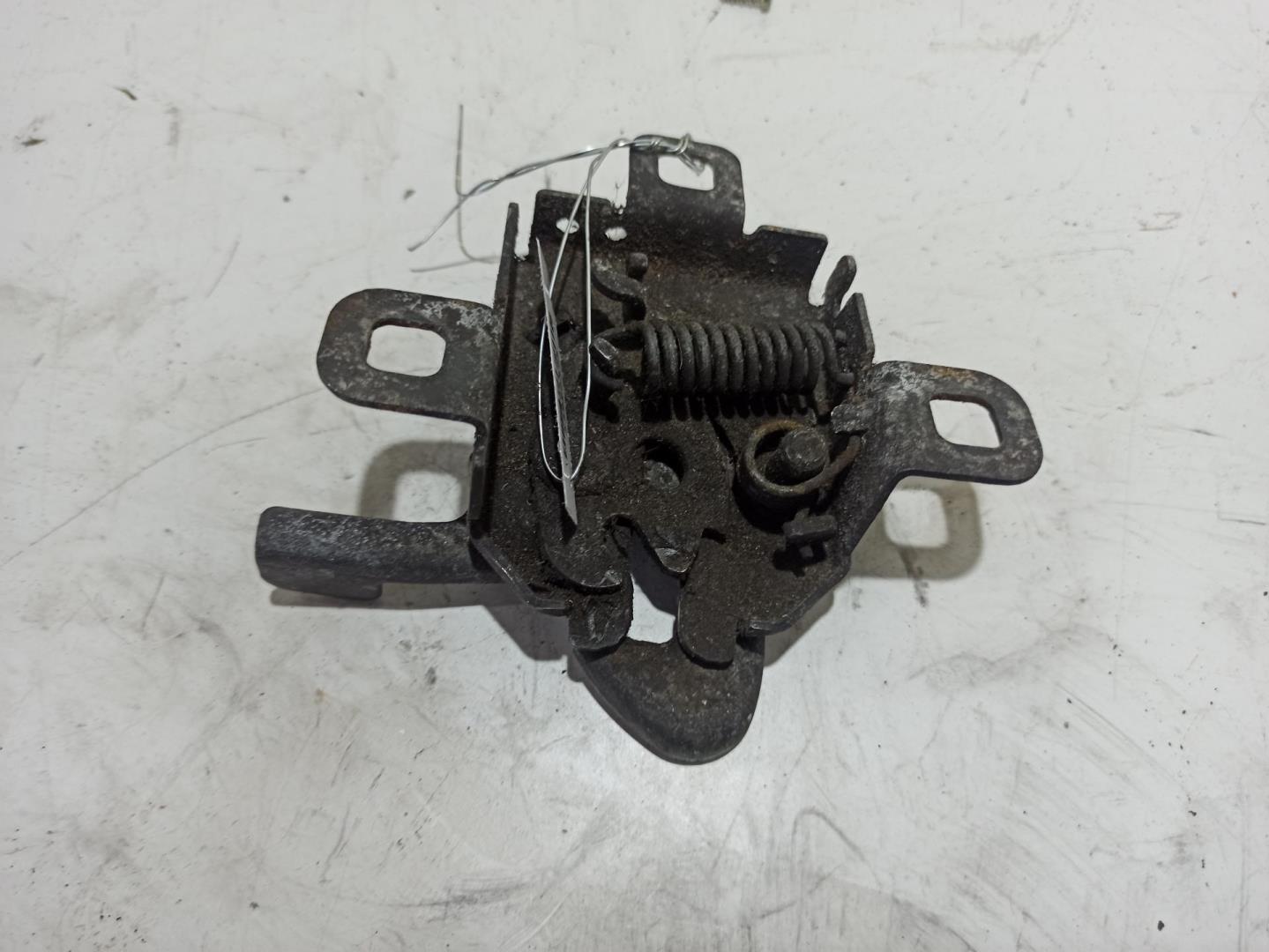 Замок капота