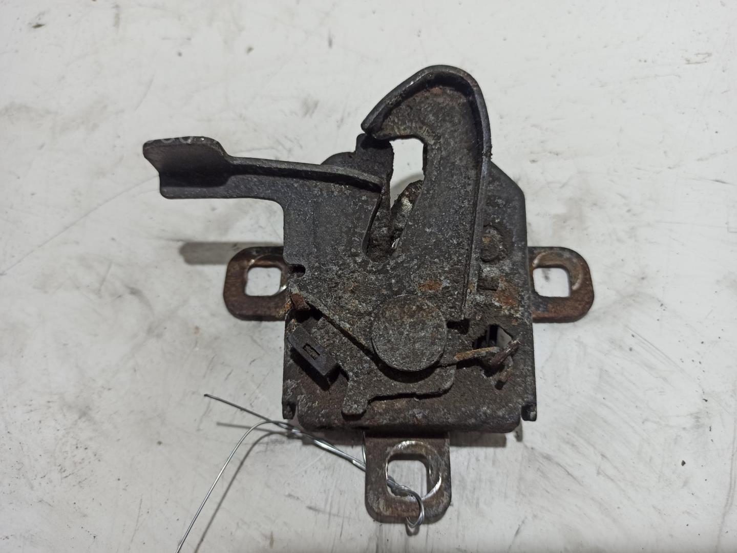 Замок капота