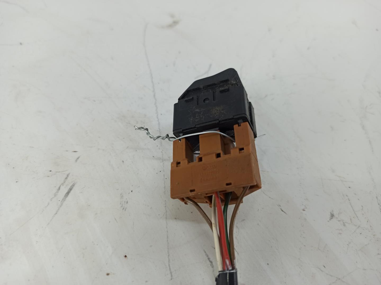 Кнопка стеклоподъемника