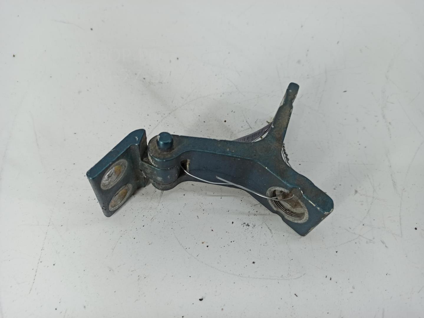 Петля двери