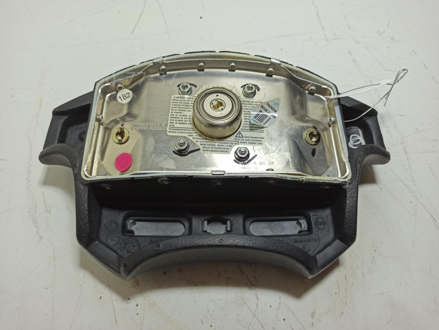 Подушка безопасности в рулевое колесо