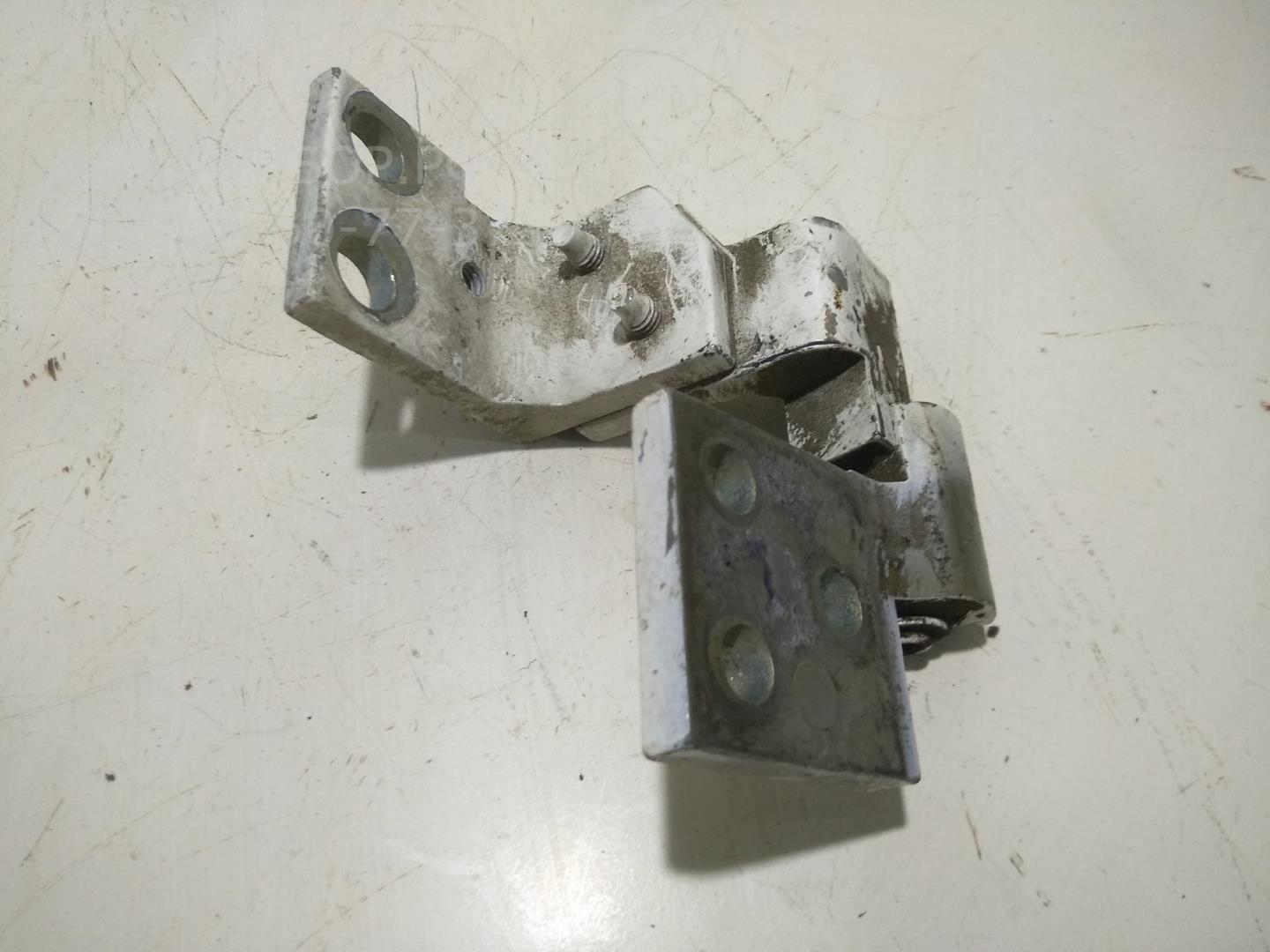 Петля крышки багажника