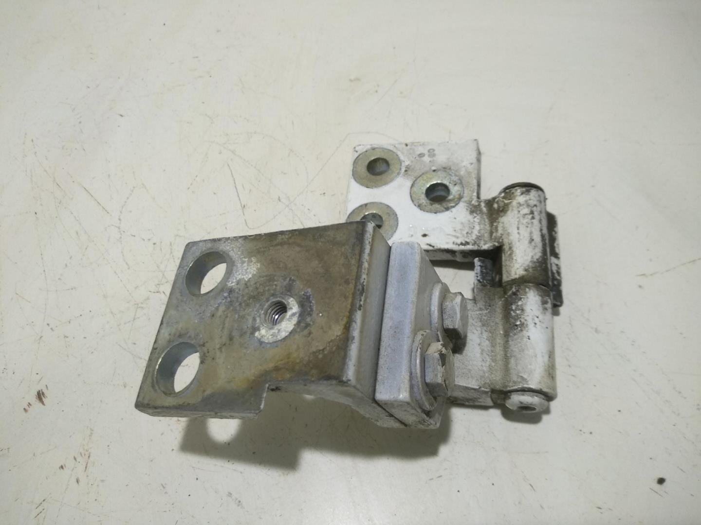 Петля крышки багажника