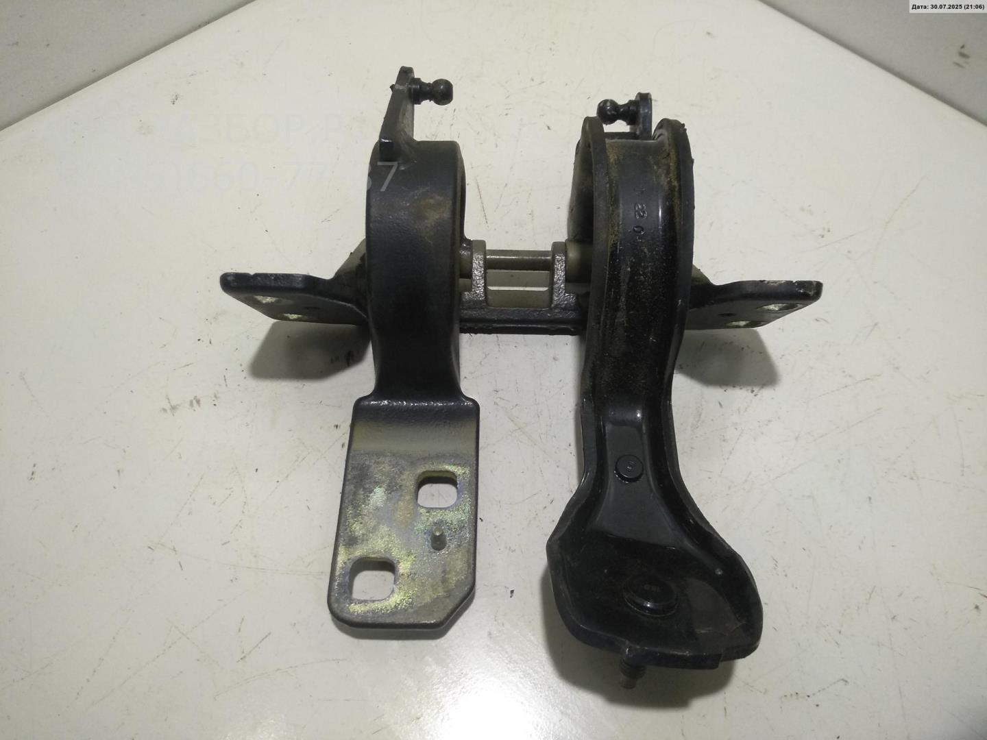 Петля крышки багажника