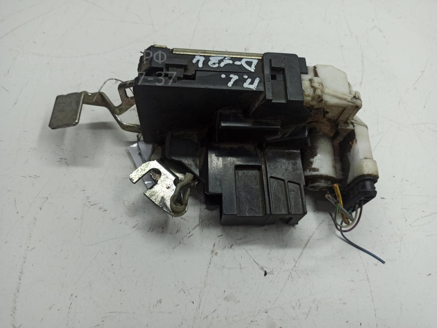 Замок двери передней левой