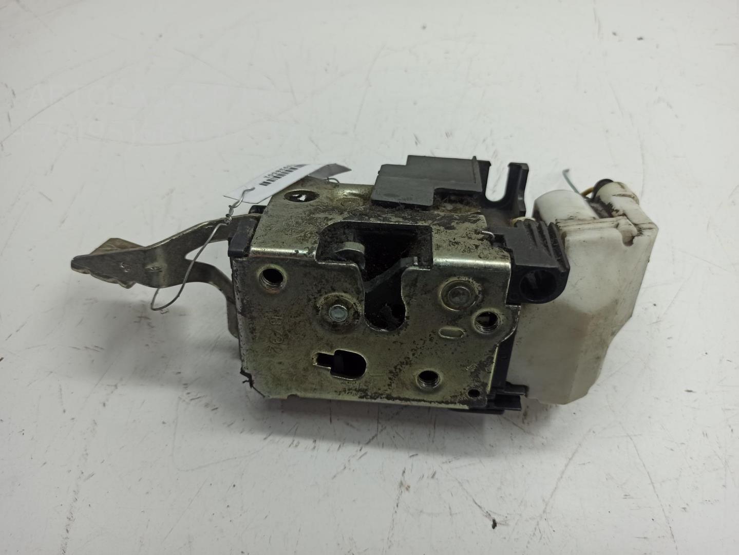 Замок двери передней левой