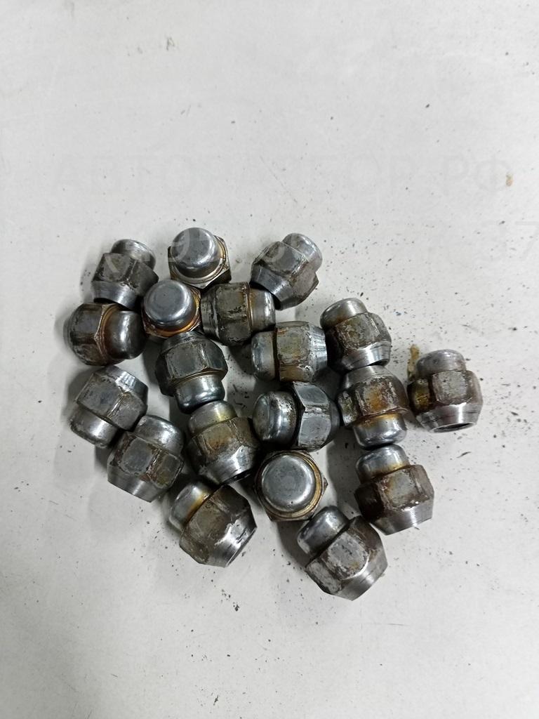 Болт колесный