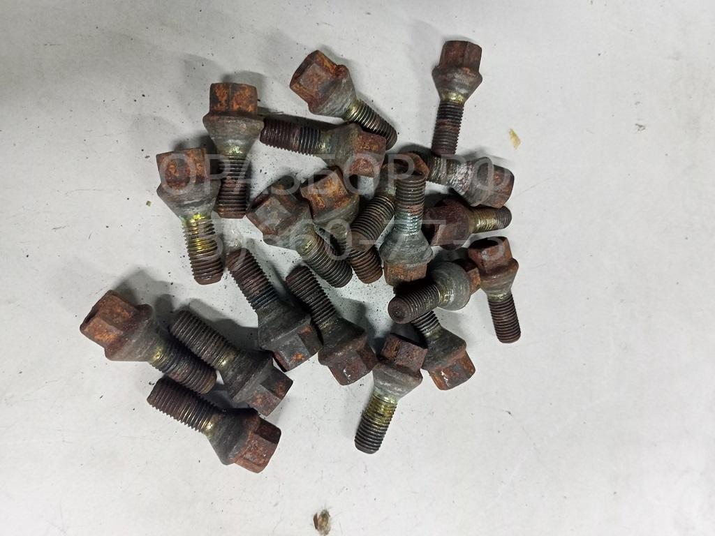 Болт колесный