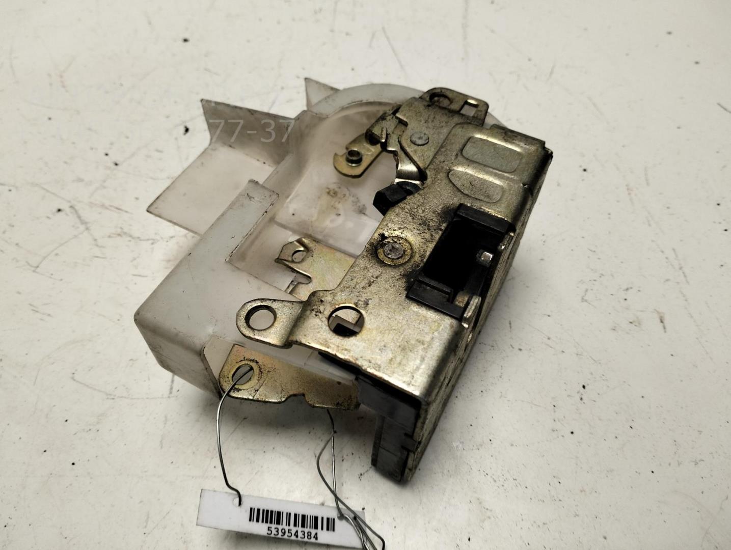 Замок двери передней правой