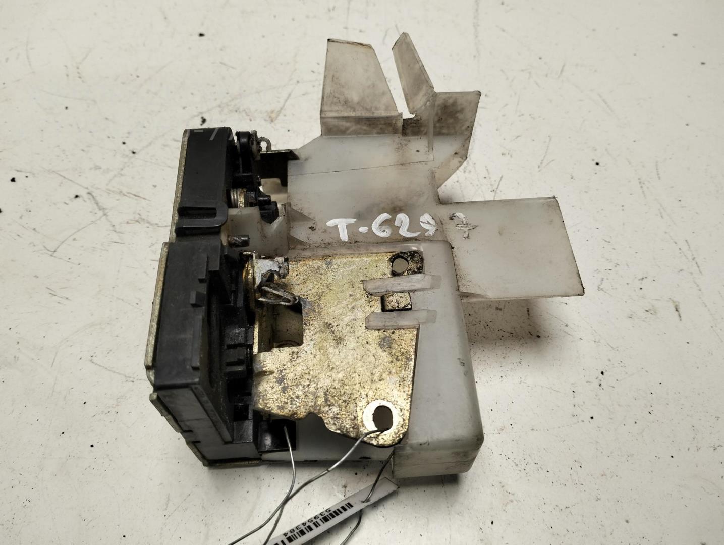 Замок двери передней правой