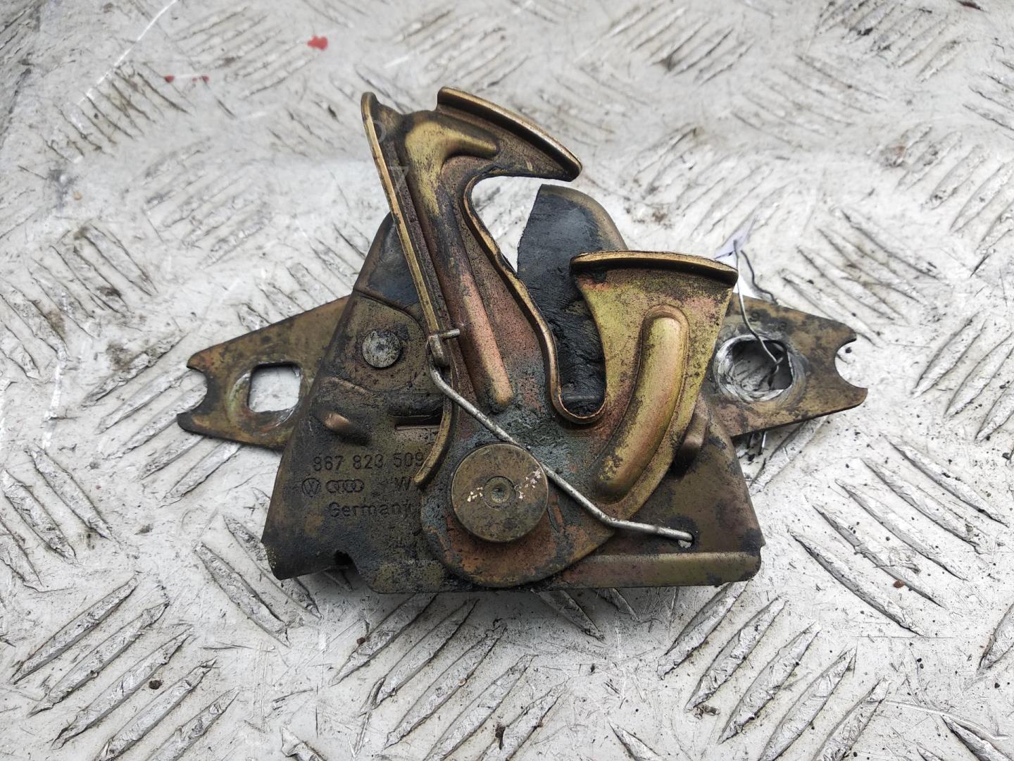 Замок капота