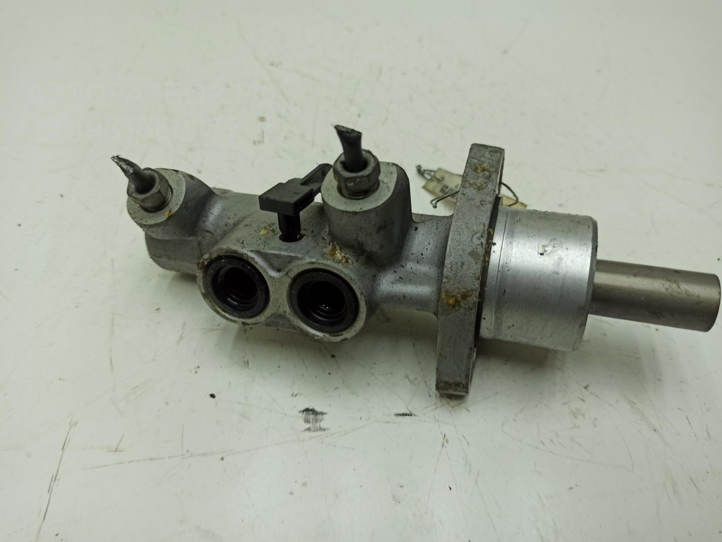 Цилиндр тормозной главный