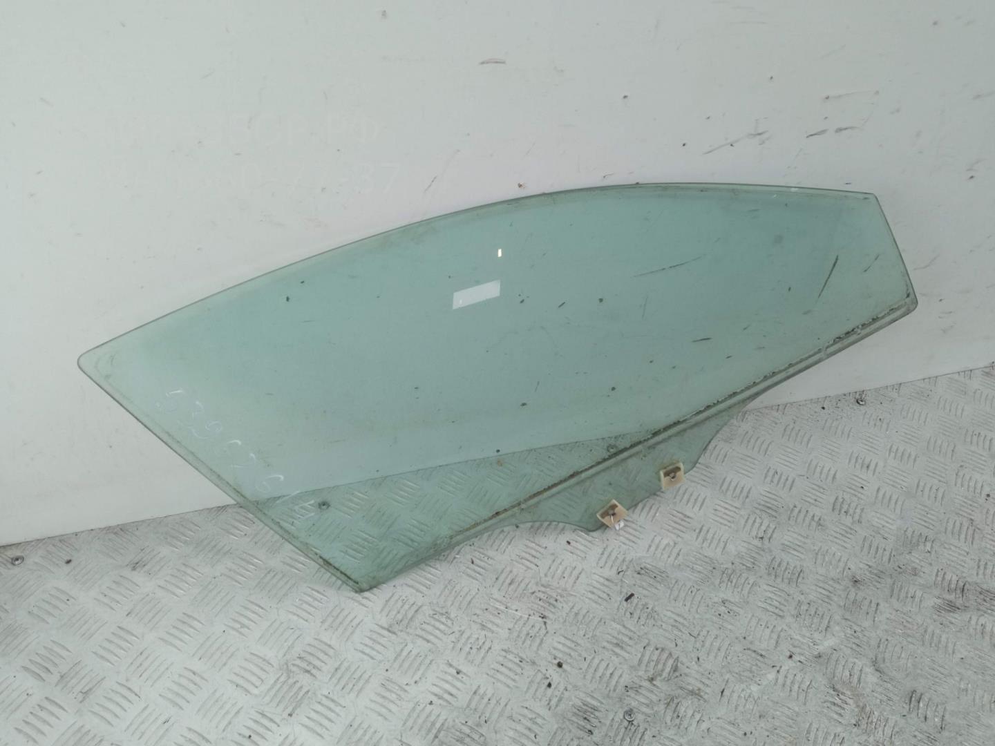 Стекло двери передней правой