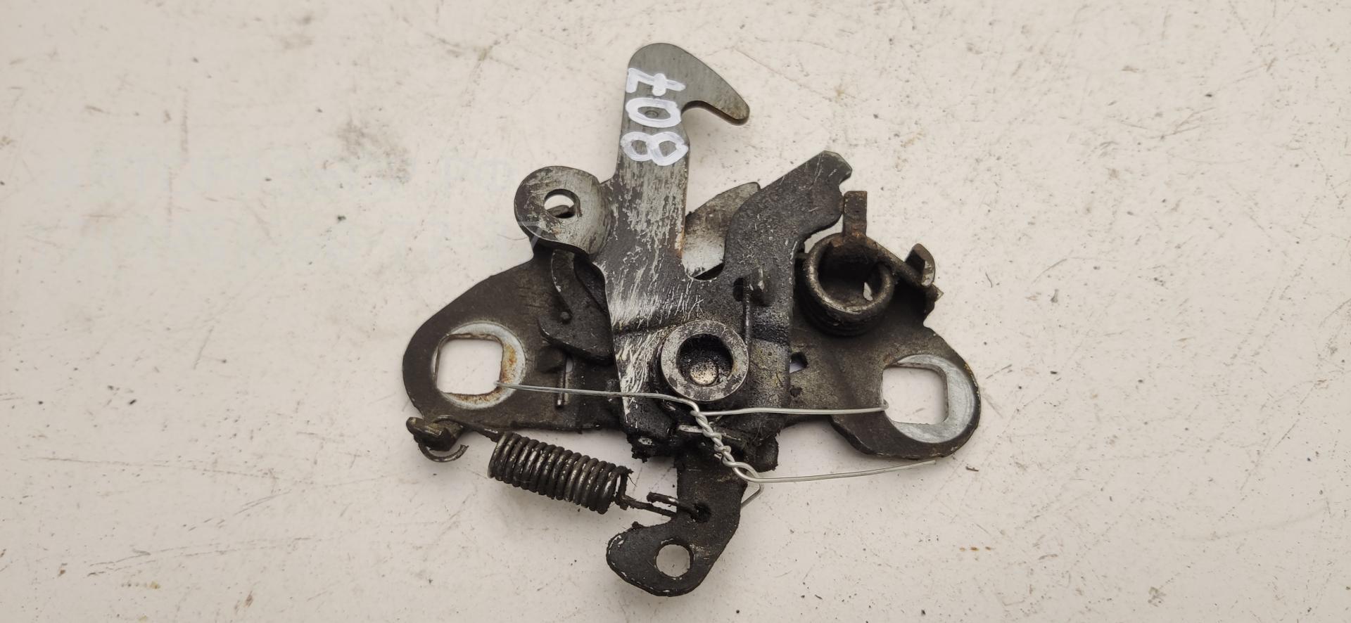 Замок капота