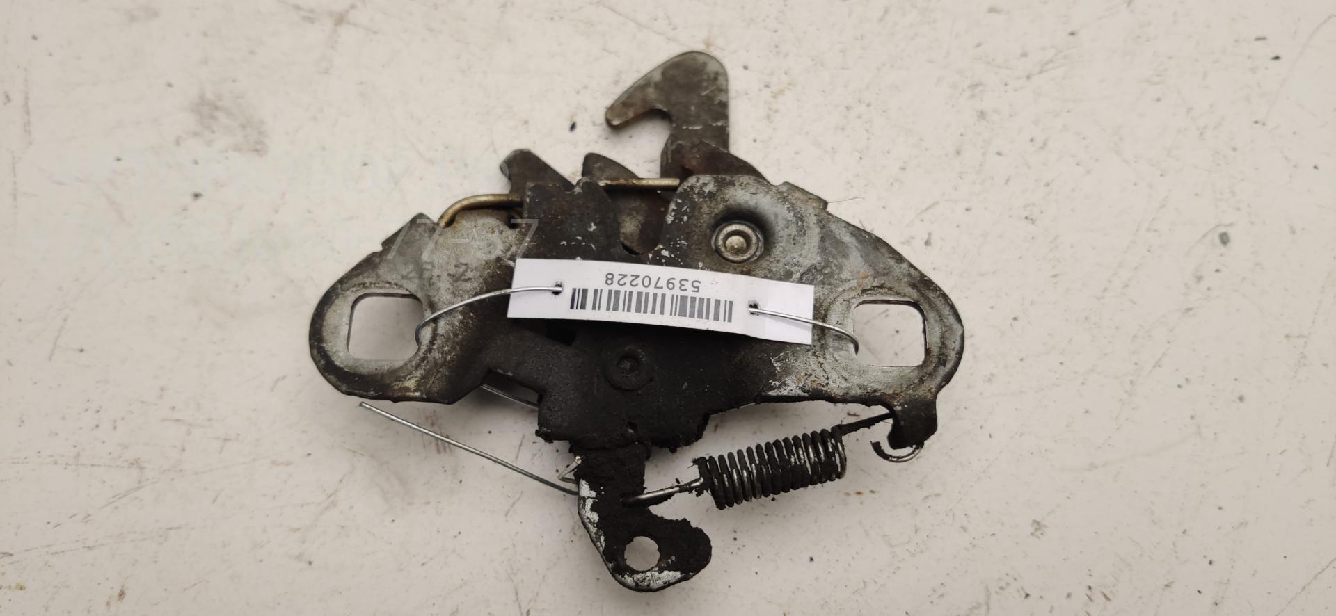 Замок капота