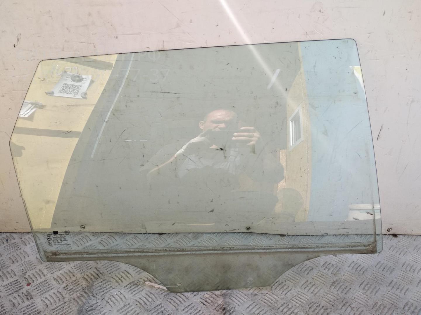 Стекло двери задней правой