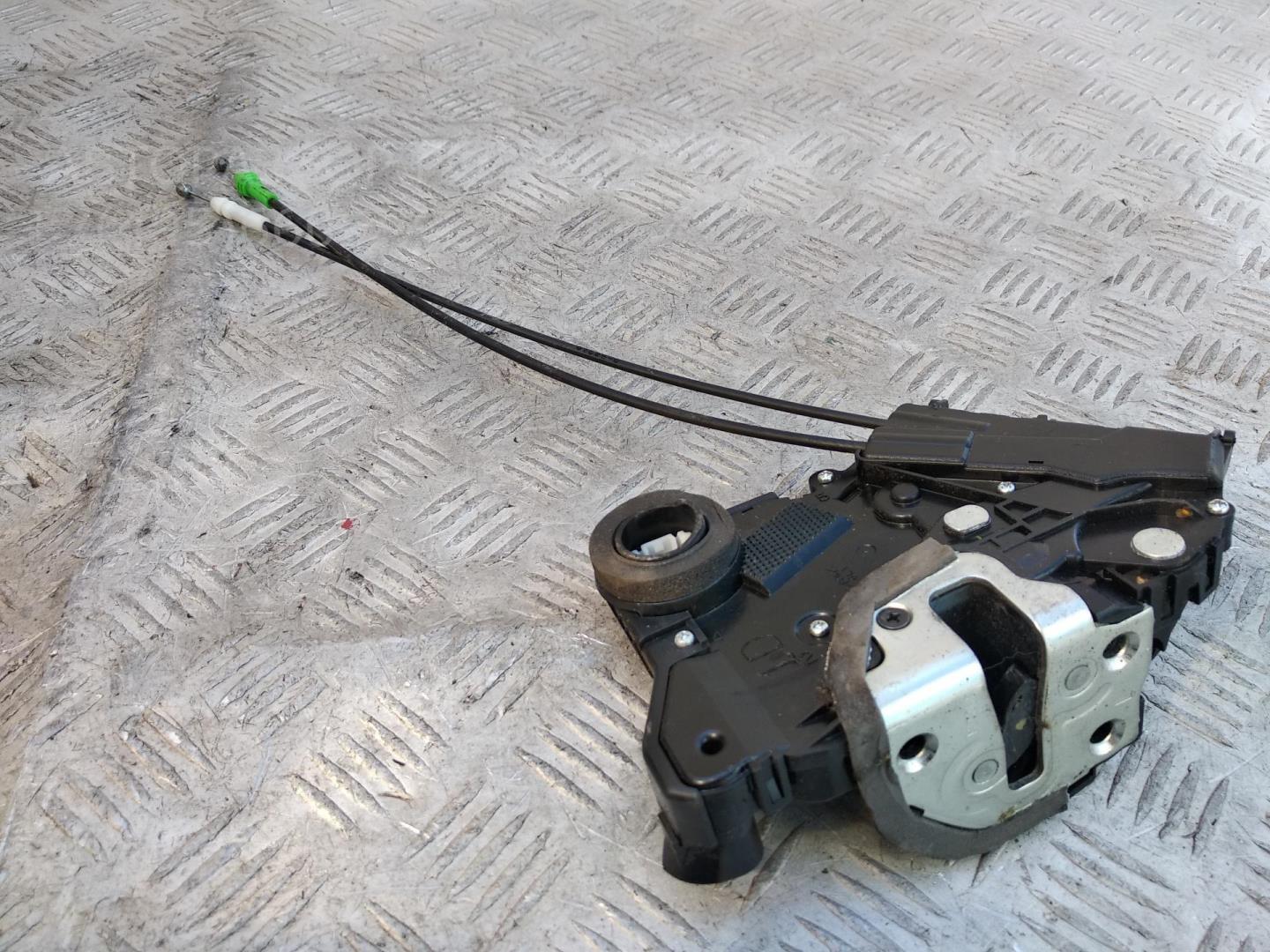 Замок двери передней левой