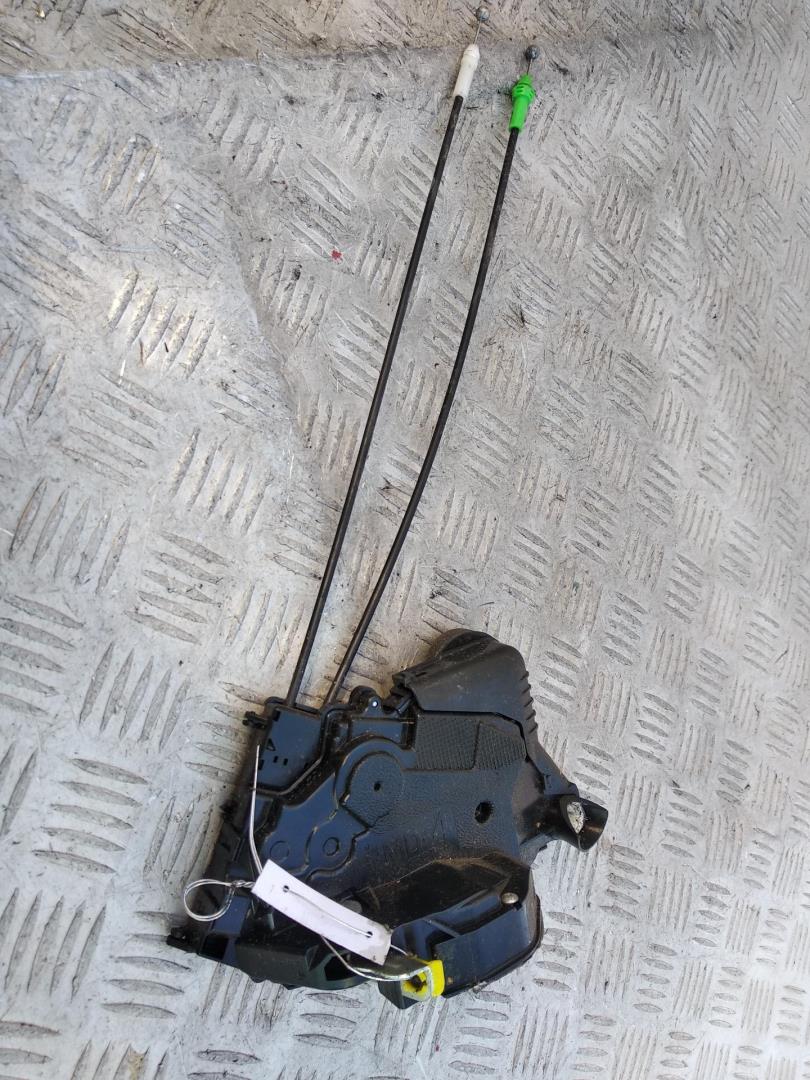 Замок двери передней левой