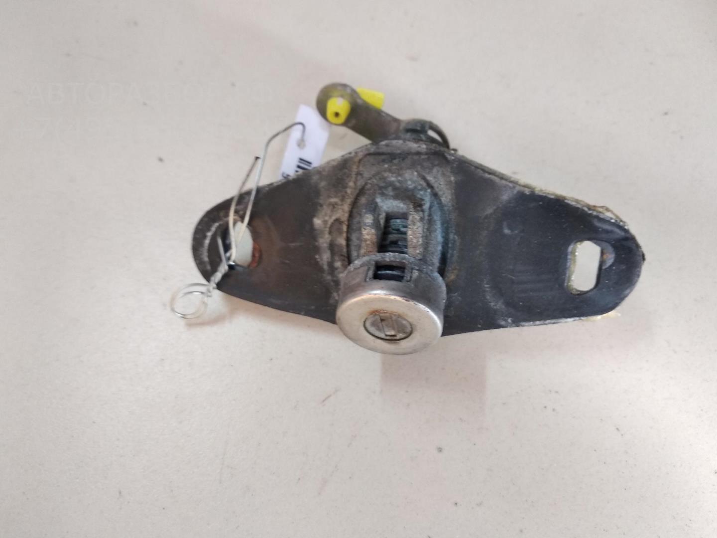 Вставка замка багажника