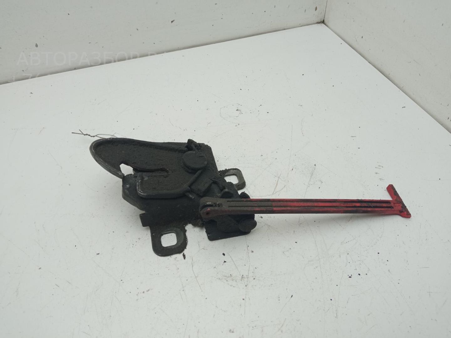 Замок капота