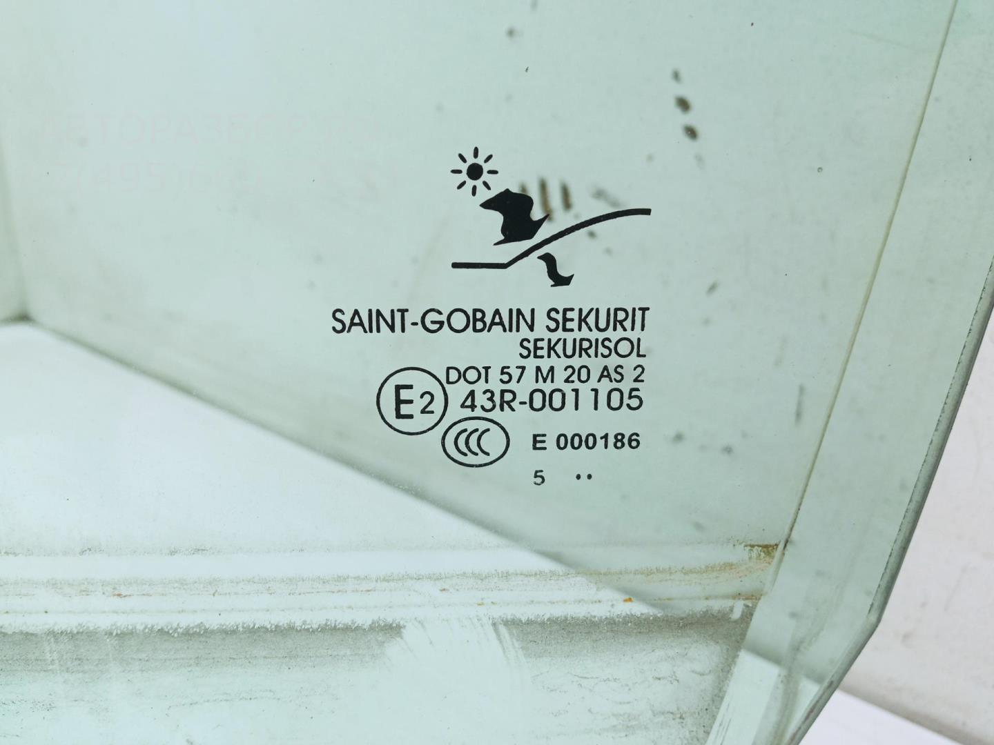 Стекло двери задней левой