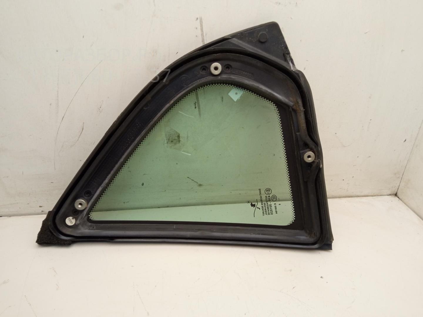 Стекло двери задней правой (форточка)