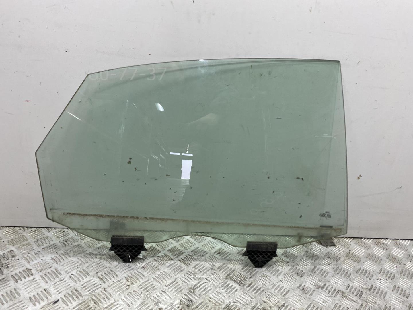 Стекло двери задней правой