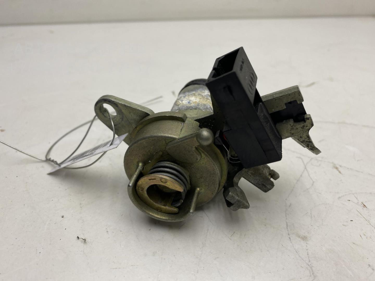 Вставка замка багажника