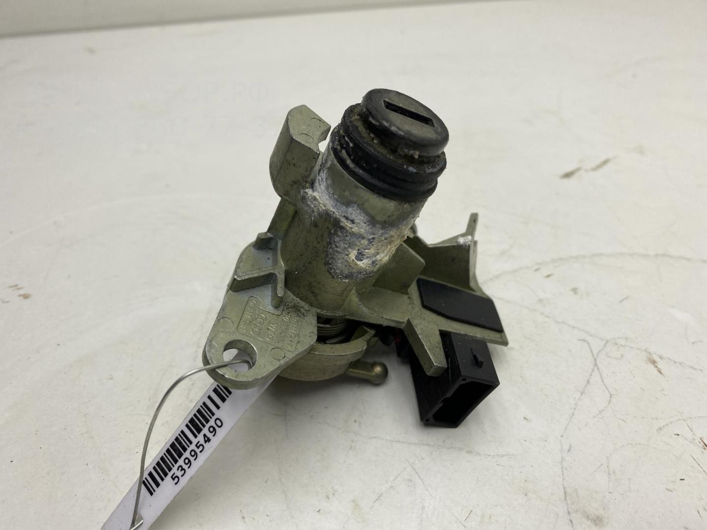 Вставка замка багажника