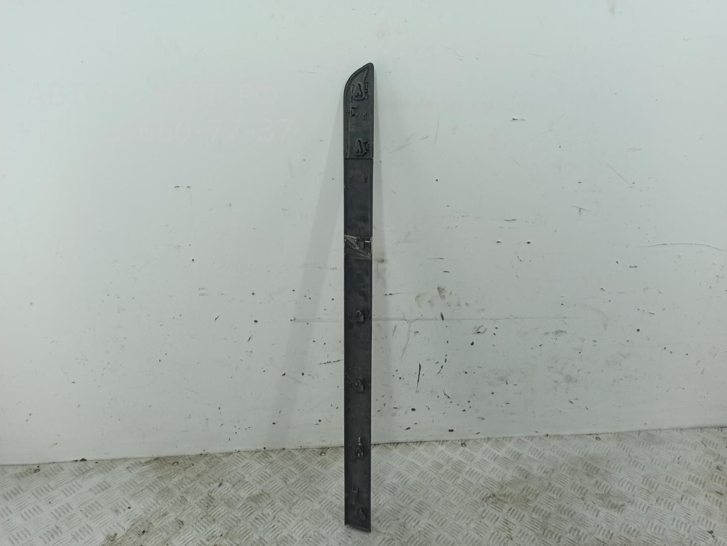 Накладка двери передней правой