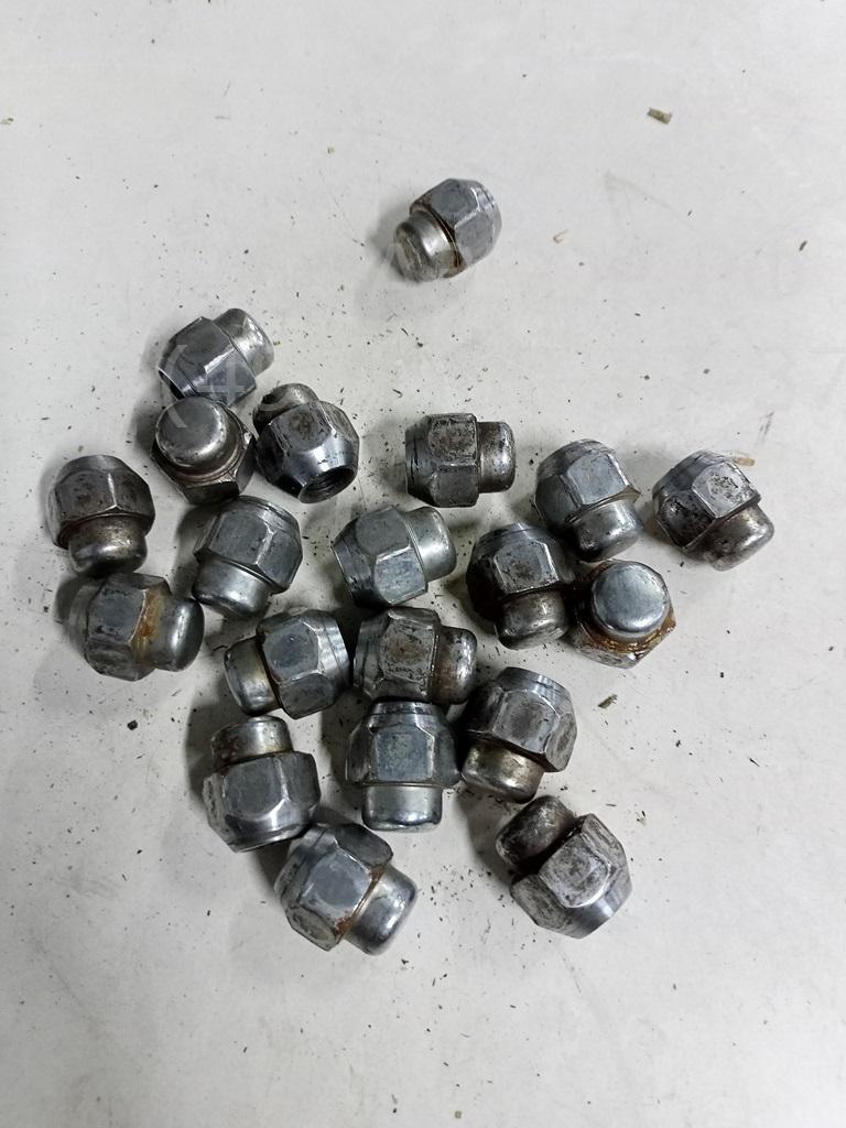 Болт колесный