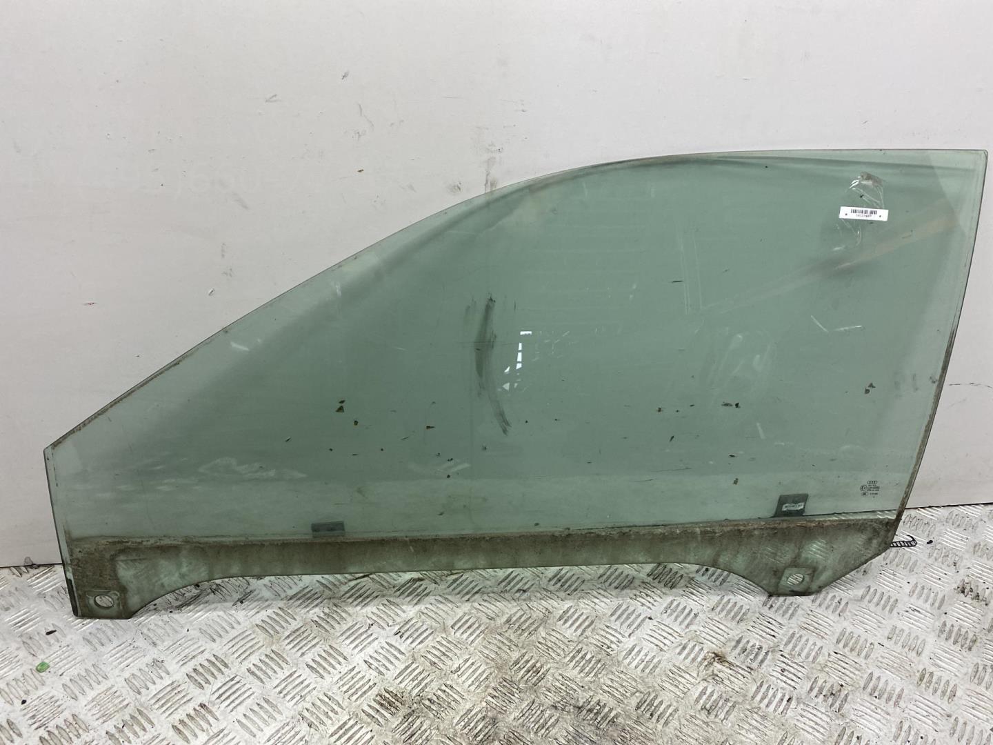 Стекло двери передней левой